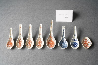 Zeven Chinese famille rose en blauw-witte lepels en een schoteltje met draken, 19/20e eeuw