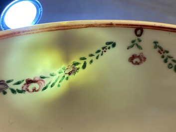 Een Chinese famille rose kom met Britse schepen, Qianlong