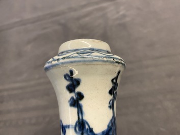Un kendi en porcelaine de Chine en bleu et blanc &agrave; d&eacute;cor de chevaux volants, Kangxi