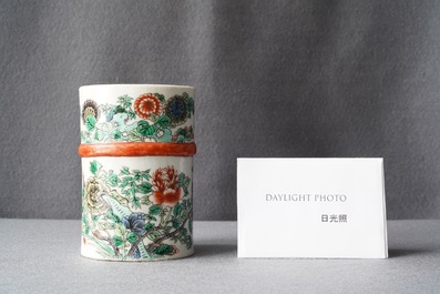 Een Chinese famille verte penselenbeker, 19e eeuw