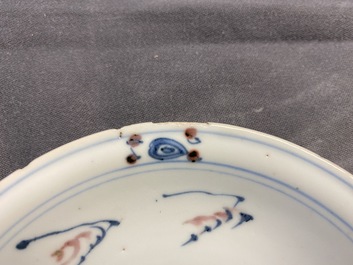 Une assiette en porcelaine de Chine en bleu, blanc et rouge de cuivre, Ming