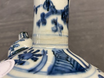 Un kendi en porcelaine de Chine en bleu et blanc &agrave; d&eacute;cor de chevaux volants, Kangxi