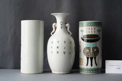 A Chinese famille rose vase and two hat stands, 19/20th C.