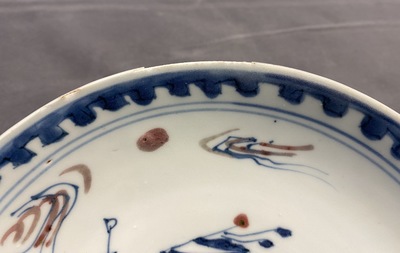 Une assiette en porcelaine de Chine en bleu, blanc et rouge de cuivre, Ming