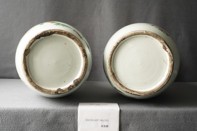 Une paire de vases en porcelaine de Chine famille rose &agrave; double d&eacute;cor, 19/20&egrave;me