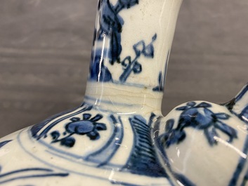 Un kendi en porcelaine de Chine en bleu et blanc &agrave; d&eacute;cor de chevaux volants, Kangxi