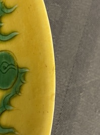 Une coupe en porcelaine de Chine &agrave; d&eacute;cor d'un dragon sur fond jaune, marque et &eacute;poque de Guangxu