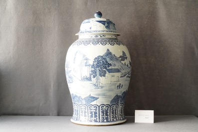 Een grote Chinese blauw-witte dekselvaas, 19e eeuw