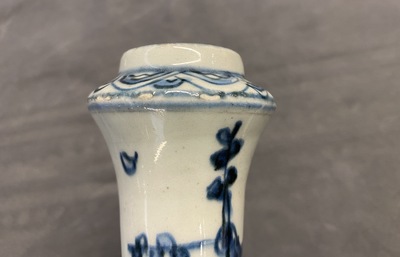 Un kendi en porcelaine de Chine en bleu et blanc &agrave; d&eacute;cor de chevaux volants, Kangxi