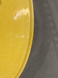 Une coupe en porcelaine de Chine &agrave; d&eacute;cor d'un dragon sur fond jaune, marque et &eacute;poque de Guangxu