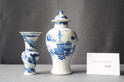 Twee Chinese blauw-witte vazen, Kangxi