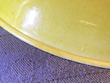 Une coupe en porcelaine de Chine &agrave; d&eacute;cor d'un dragon sur fond jaune, marque et &eacute;poque de Guangxu