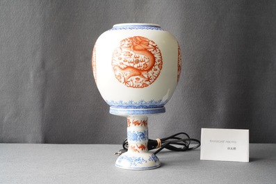 Une lanterne en porcelaine de Chine coquille d'oeuf &agrave; d&eacute;cor de dragons, R&eacute;publique
