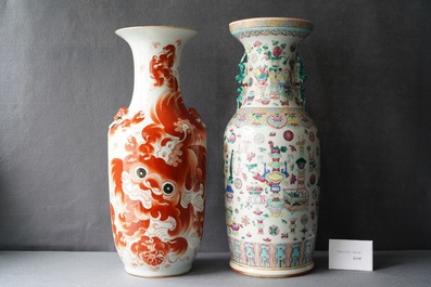 Un vase en porcelaine de Chine famille rose et un en rouge de fer, 19/20&egrave;me