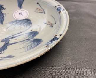 Une assiette en porcelaine de Chine en bleu, blanc et rouge de cuivre, Ming