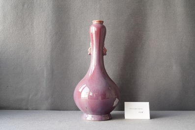 A Chinese monochrome flamb&eacute;-glazed garlic head vase, 19th C.