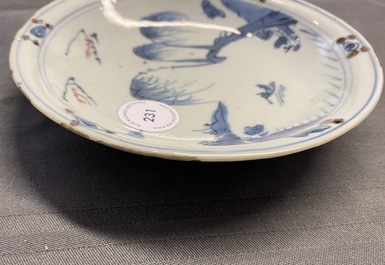Une assiette en porcelaine de Chine en bleu, blanc et rouge de cuivre, Ming