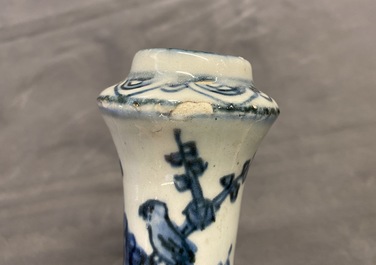 Un kendi en porcelaine de Chine en bleu et blanc &agrave; d&eacute;cor de chevaux volants, Kangxi