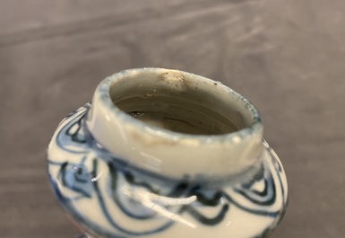 Un kendi en porcelaine de Chine en bleu et blanc &agrave; d&eacute;cor de chevaux volants, Kangxi
