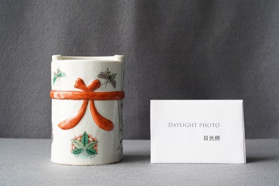 Een Chinese famille verte penselenbeker, 19e eeuw