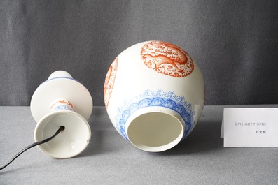 Une lanterne en porcelaine de Chine coquille d'oeuf &agrave; d&eacute;cor de dragons, R&eacute;publique