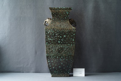 Un vase en porcelaine de Chine imitant le bronze, marque de Qianlong, R&eacute;publique