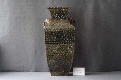 Un vase en porcelaine de Chine imitant le bronze, marque de Qianlong, R&eacute;publique