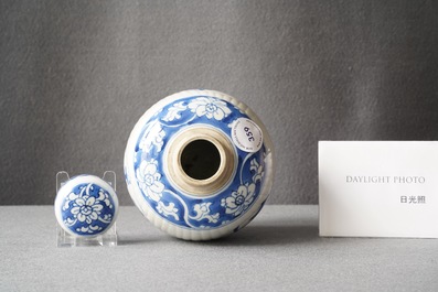 Un pot couvert en porcelaine de Chine en bleu et blanc, Kangxi