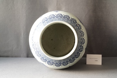 Een grote Chinese blauw-witte dekselvaas, 19e eeuw