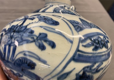 Un kendi en porcelaine de Chine en bleu et blanc &agrave; d&eacute;cor de chevaux volants, Kangxi