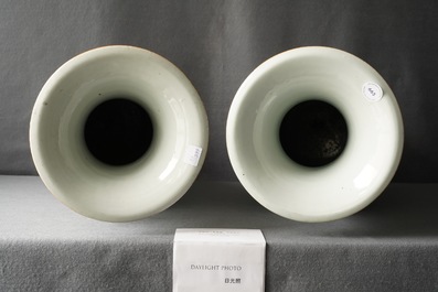 Une paire de vases en porcelaine de Chine famille rose &agrave; double d&eacute;cor, 19/20&egrave;me