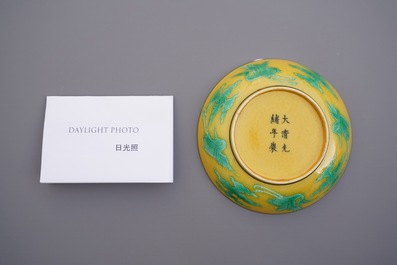 Une coupe en porcelaine de Chine &agrave; d&eacute;cor de dragons sur fond jaune, marque et &eacute;poque de Guangxu