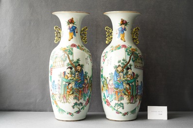Une paire de vases en porcelaine de Chine famille rose &agrave; double d&eacute;cor, 19/20&egrave;me