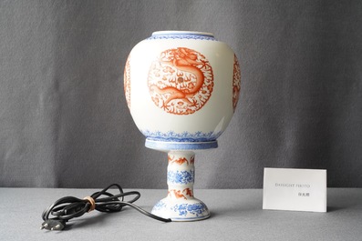 Une lanterne en porcelaine de Chine coquille d'oeuf &agrave; d&eacute;cor de dragons, R&eacute;publique