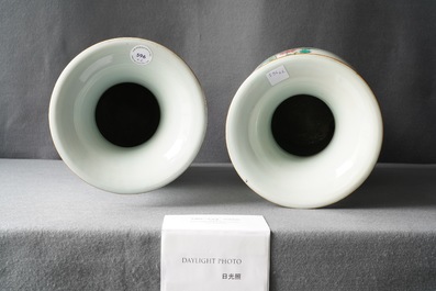 Une paire de vases en porcelaine de Chine famille rose &agrave; double d&eacute;cor, 19/20&egrave;me