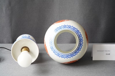 Une lanterne en porcelaine de Chine coquille d'oeuf &agrave; d&eacute;cor de dragons, R&eacute;publique