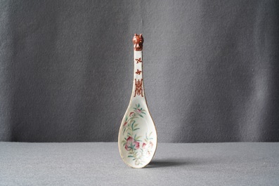 Une grande cuill&egrave;re en porcelaine de Chine famille rose &agrave; d&eacute;cor 'neuf p&ecirc;ches', marque et &eacute;poque de Guangxu
