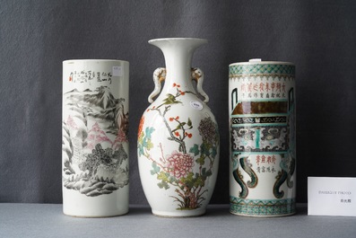 A Chinese famille rose vase and two hat stands, 19/20th C.