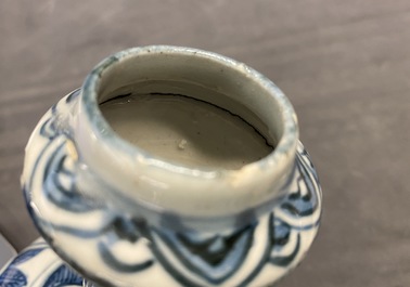 Un kendi en porcelaine de Chine en bleu et blanc &agrave; d&eacute;cor de chevaux volants, Kangxi