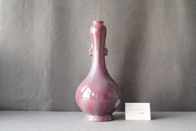 A Chinese monochrome flamb&eacute;-glazed garlic head vase, 19th C.