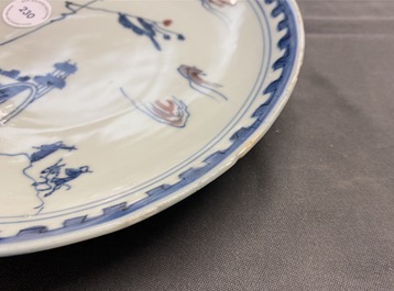Une assiette en porcelaine de Chine en bleu, blanc et rouge de cuivre, Ming