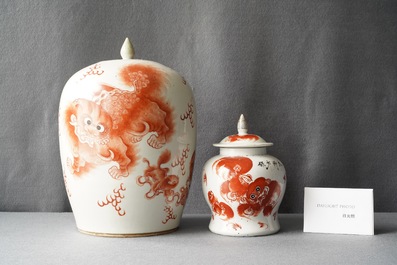 Vier Chinese vazen met ijzerrood decor van boeddhistische leeuwen, 19/20e eeuw