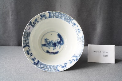 Un bol de type klapmuts en porcelaine de Chine en bleu et blanc, marque de Chenghua, Kangxi