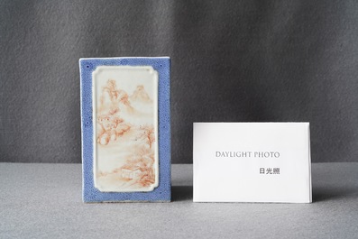 Un pot &agrave; pinceaux de forme carr&eacute;e en porcelaine de Chine, marque de Qianlong, R&eacute;publique