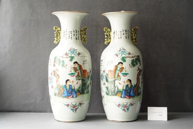Une paire de vases en porcelaine de Chine famille rose &agrave; double d&eacute;cor, 19/20&egrave;me