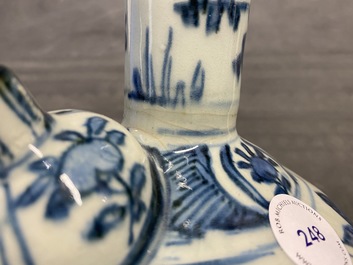Un kendi en porcelaine de Chine en bleu et blanc &agrave; d&eacute;cor de chevaux volants, Kangxi