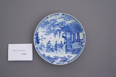 Une assiette en porcelaine de Chine en bleu et blanc, marque et &eacute;poque de Yongzheng