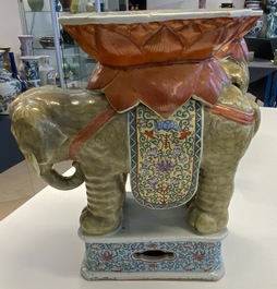 Une paire de tabourets en porcelaine de Chine famille rose en forme d'&eacute;l&eacute;phant, 19/20&egrave;me