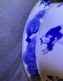 Une verseuse et un bol au tigre en porcelaine de Chine en bleu et blanc, marque et &eacute;poque de Kangxi