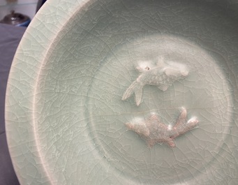 Een Chinese Longquan celadon 'twin fish' schotel, Song
